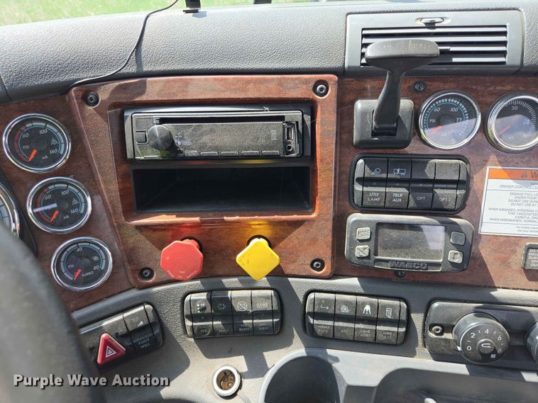 image for item DP8931 2015 Freightliner Cascadia semi truck