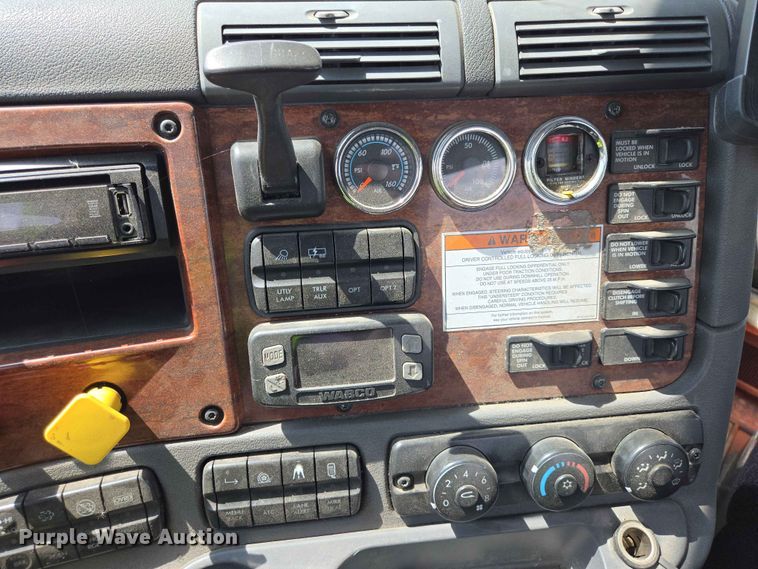 image for item DP8931 2015 Freightliner Cascadia semi truck