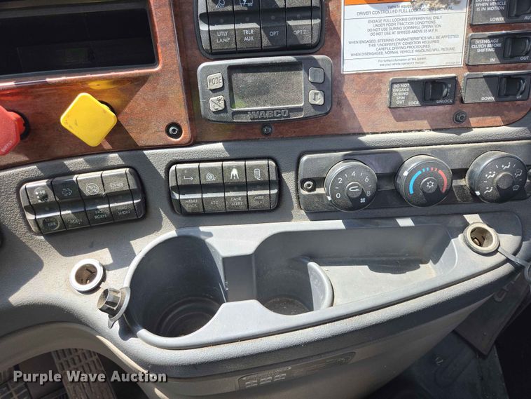 image for item DP8931 2015 Freightliner Cascadia semi truck