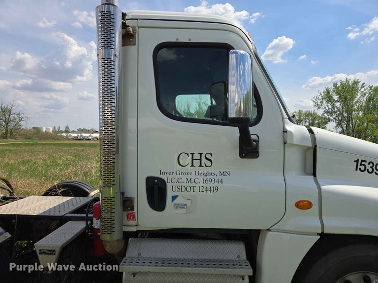 image for item DP8931 2015 Freightliner Cascadia semi truck