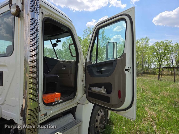 image for item DP8931 2015 Freightliner Cascadia semi truck