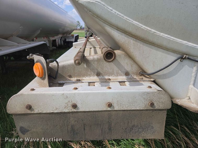 image for item DP8932 2005 Beall BAST-115-4-SB tank trailer