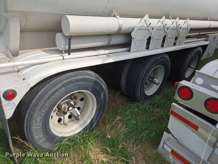 image for item DP8932 2005 Beall BAST-115-4-SB tank trailer
