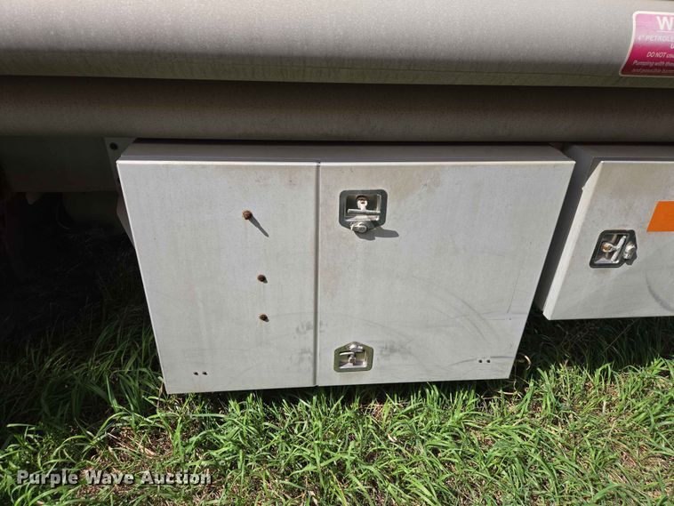 image for item DP8934 2004 Beall BAST-115-4-SB tank trailer