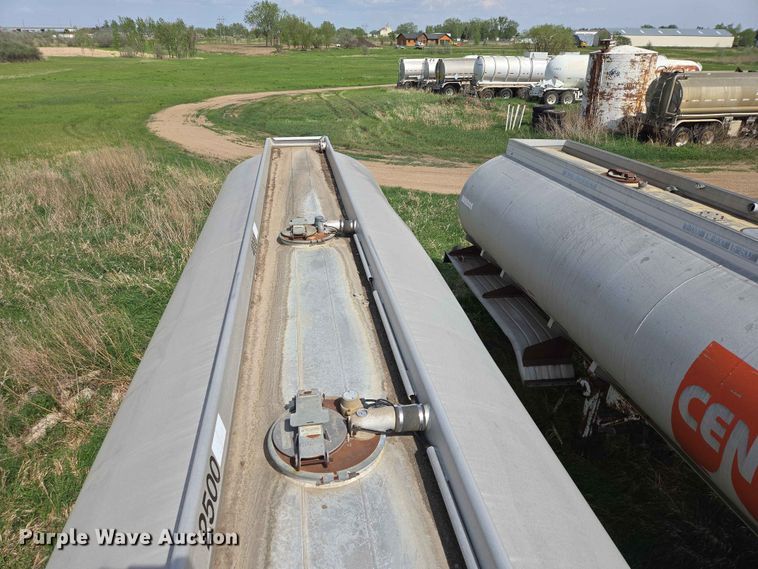 image for item DP8934 2004 Beall BAST-115-4-SB tank trailer