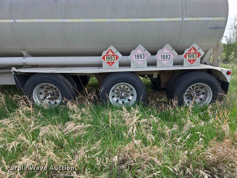 image for item DP8934 2004 Beall BAST-115-4-SB tank trailer