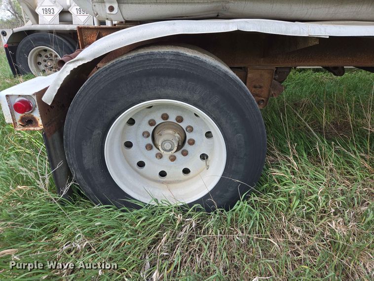 image for item DP8935 1979 Trailmobile tank trailer
