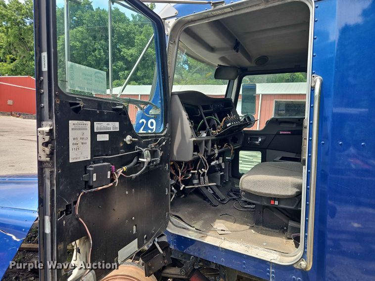 image for item DQ7798 2014 Kenworth T3 Series truck cab and chassis