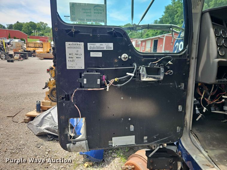 image for item DQ7798 2014 Kenworth T3 Series truck cab and chassis