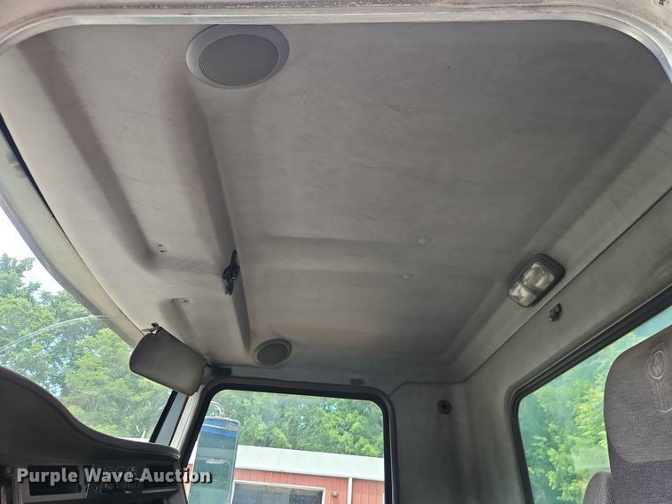 image for item DQ7798 2014 Kenworth T3 Series truck cab and chassis