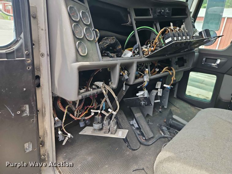 image for item DQ7798 2014 Kenworth T3 Series truck cab and chassis