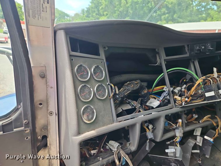 image for item DQ7798 2014 Kenworth T3 Series truck cab and chassis
