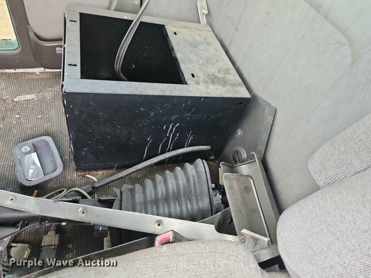 image for item DQ7798 2014 Kenworth T3 Series truck cab and chassis