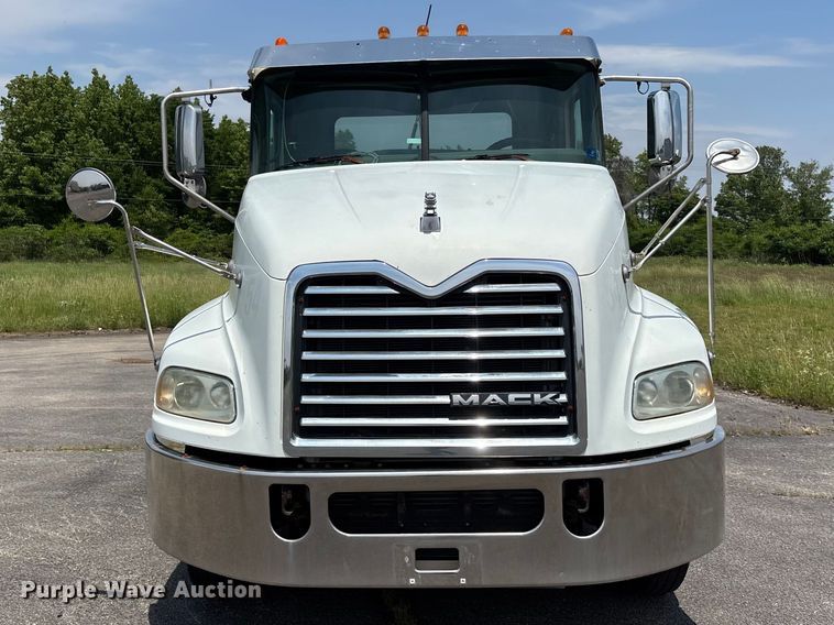 image for item DV4347 2015 Mack CXU semi truck