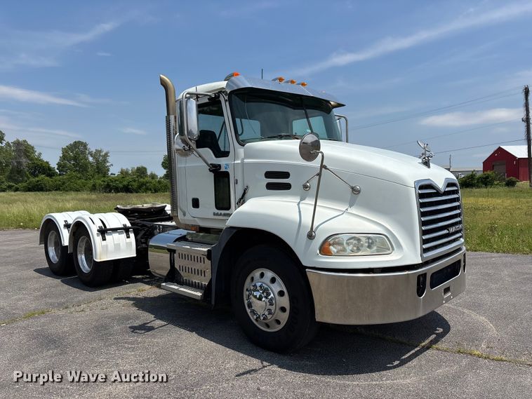 image for item DV4347 2015 Mack CXU semi truck