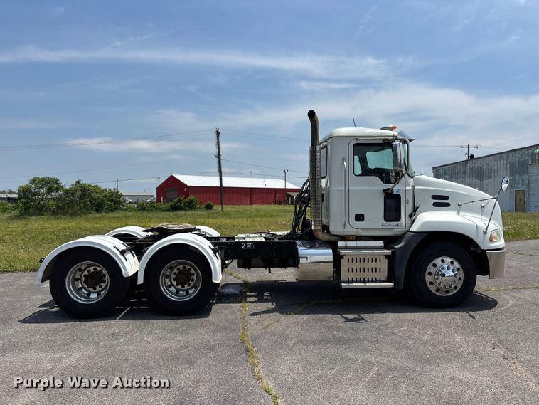image for item DV4347 2015 Mack CXU semi truck