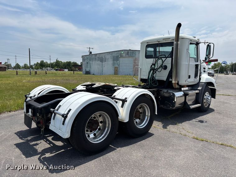 image for item DV4347 2015 Mack CXU semi truck