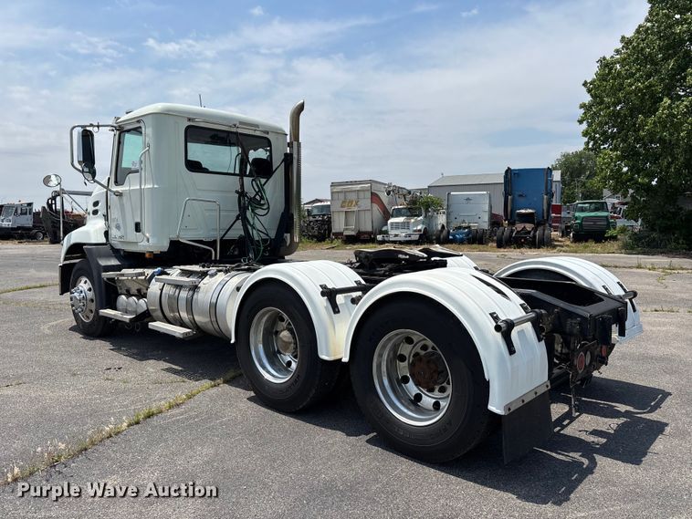 image for item DV4347 2015 Mack CXU semi truck