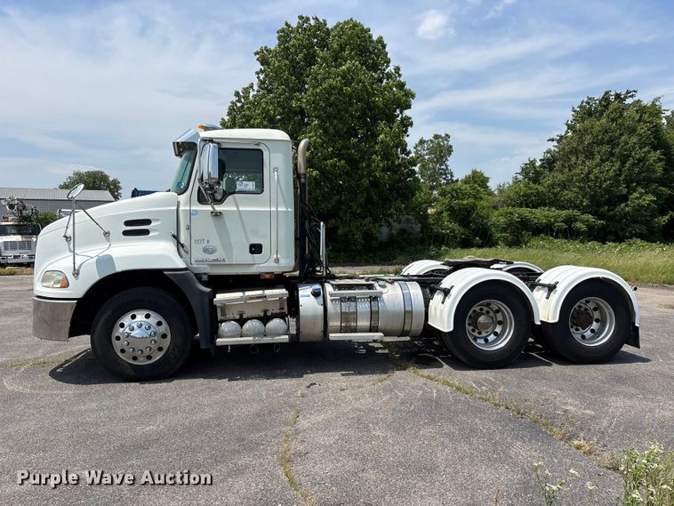 image for item DV4347 2015 Mack CXU semi truck