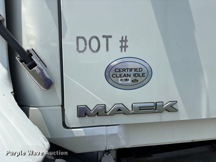 image for item DV4347 2015 Mack CXU semi truck