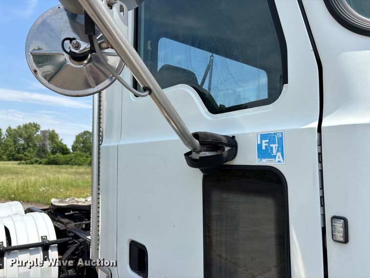 image for item DV4347 2015 Mack CXU semi truck
