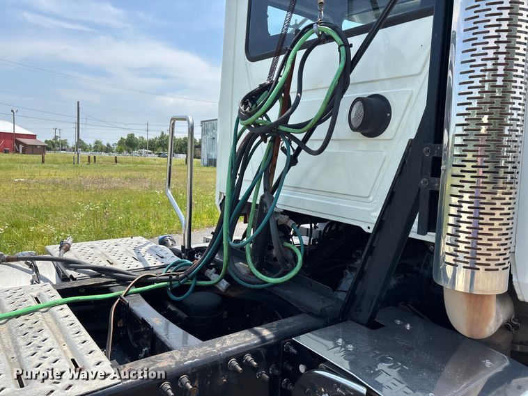 image for item DV4347 2015 Mack CXU semi truck