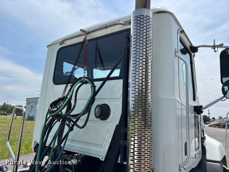image for item DV4347 2015 Mack CXU semi truck