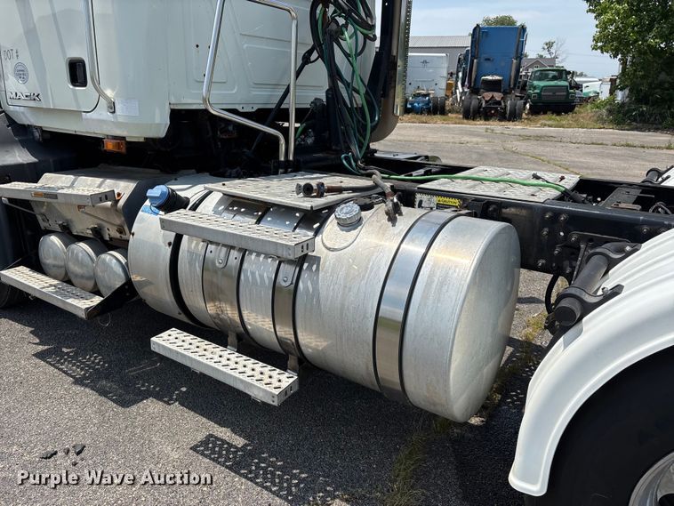 image for item DV4347 2015 Mack CXU semi truck