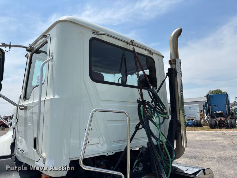 image for item DV4347 2015 Mack CXU semi truck