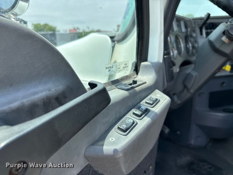 image for item DV4347 2015 Mack CXU semi truck