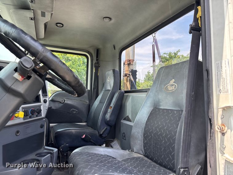 image for item DV4347 2015 Mack CXU semi truck