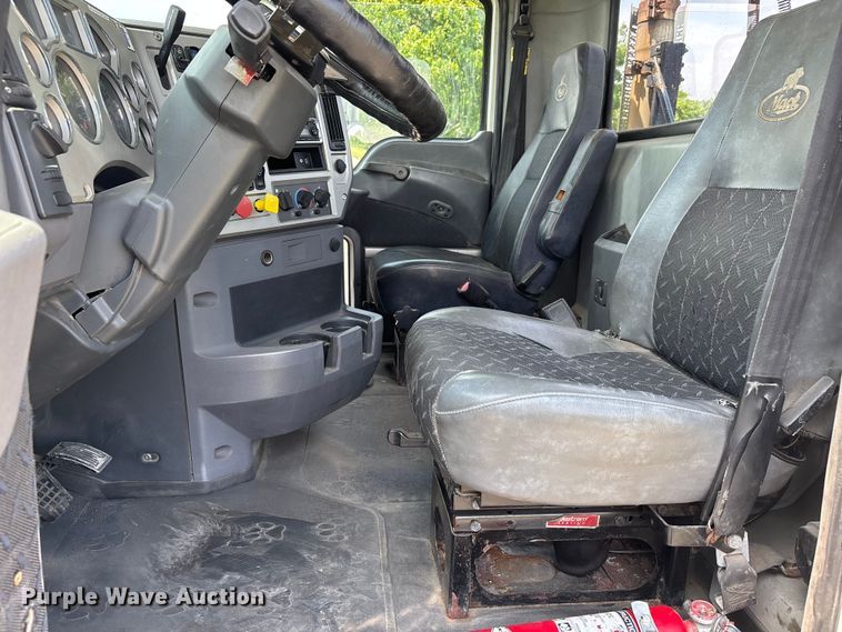 image for item DV4347 2015 Mack CXU semi truck