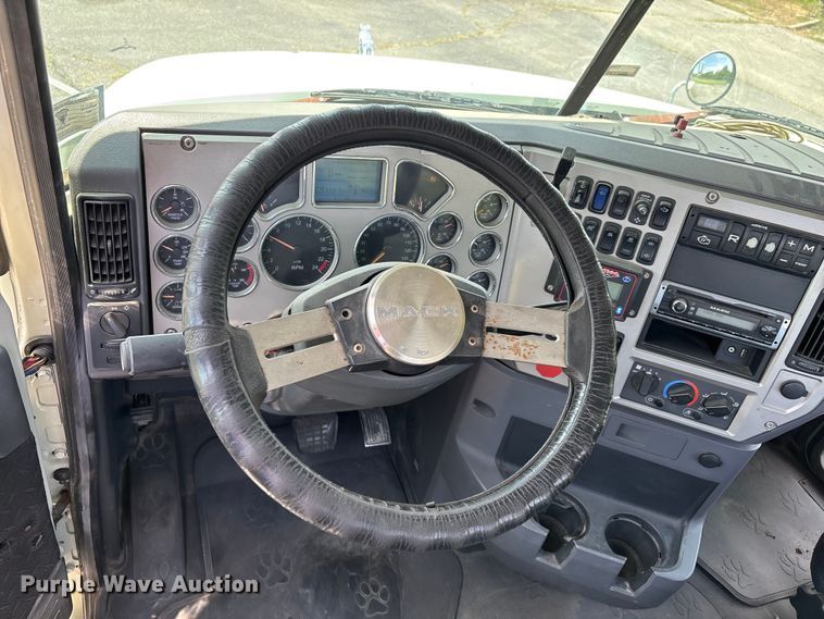 image for item DV4347 2015 Mack CXU semi truck