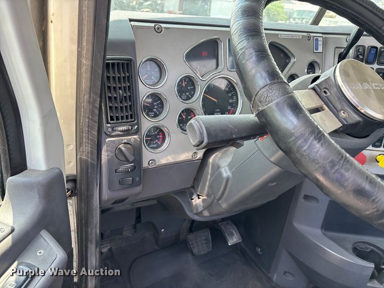 image for item DV4347 2015 Mack CXU semi truck