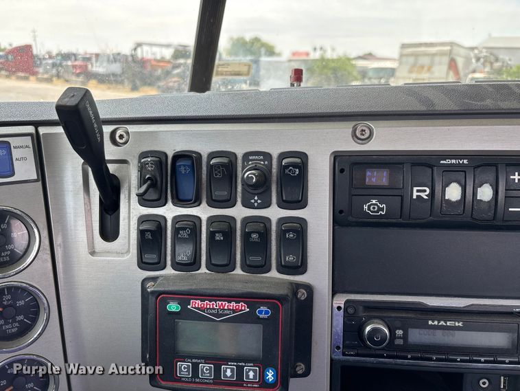 image for item DV4347 2015 Mack CXU semi truck