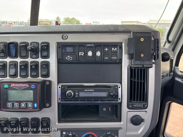 image for item DV4347 2015 Mack CXU semi truck