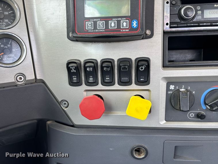 image for item DV4347 2015 Mack CXU semi truck