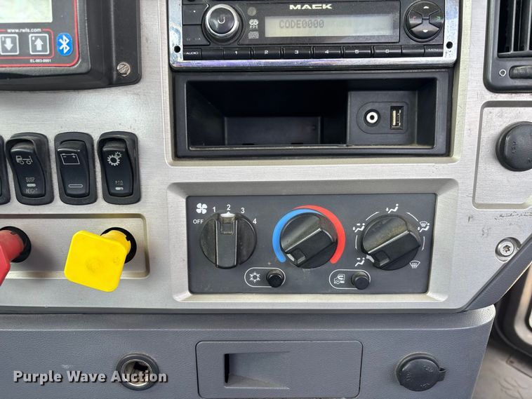 image for item DV4347 2015 Mack CXU semi truck