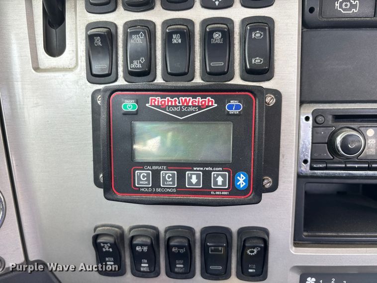 image for item DV4347 2015 Mack CXU semi truck