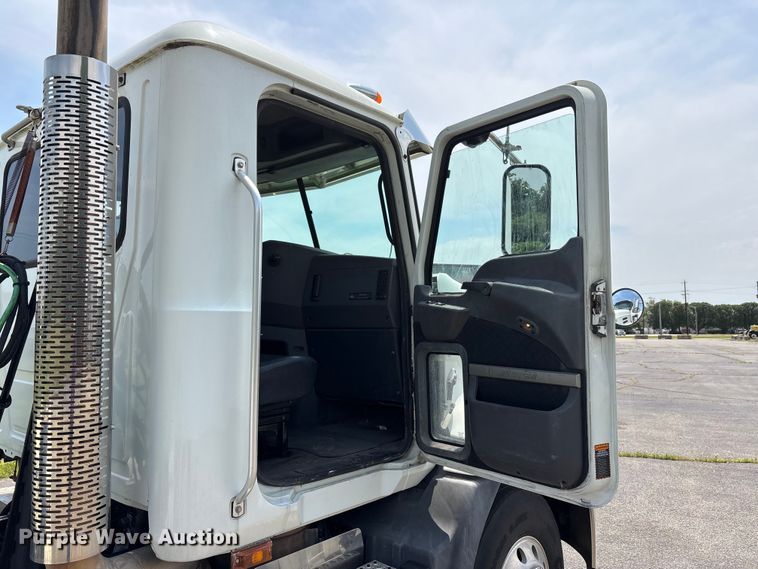 image for item DV4347 2015 Mack CXU semi truck
