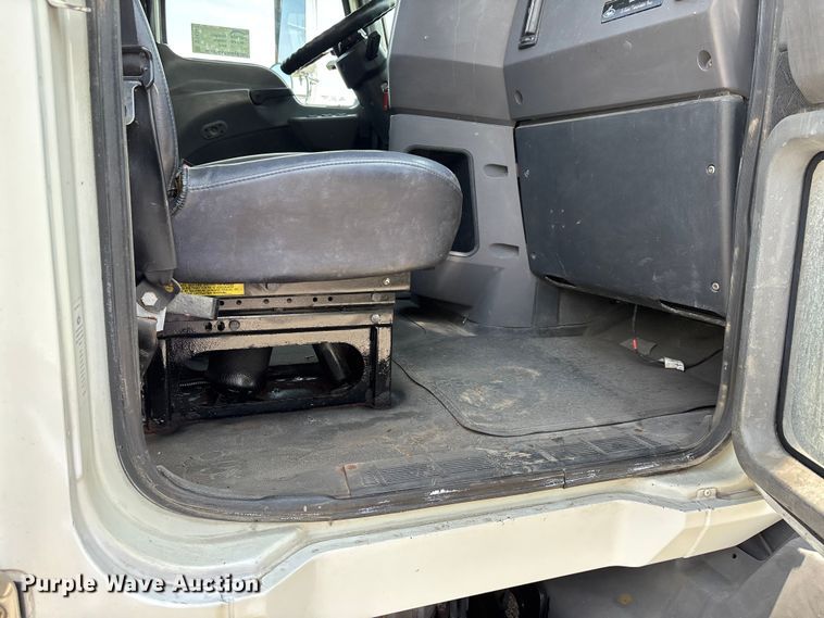 image for item DV4347 2015 Mack CXU semi truck