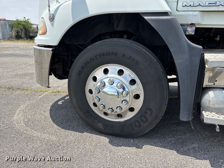 image for item DV4347 2015 Mack CXU semi truck