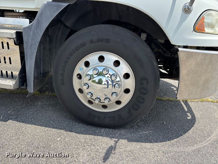 image for item DV4347 2015 Mack CXU semi truck