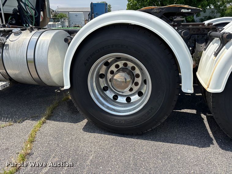 image for item DV4347 2015 Mack CXU semi truck