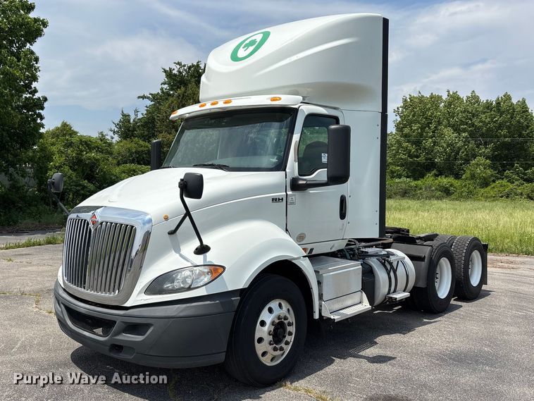 image for item DV4348 2018 International RH613 semi truck