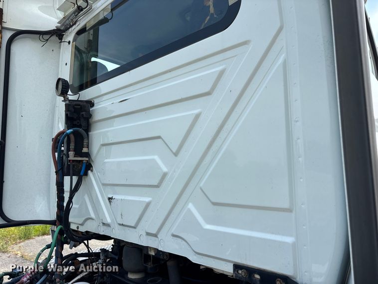 image for item DV4348 2018 International RH613 semi truck
