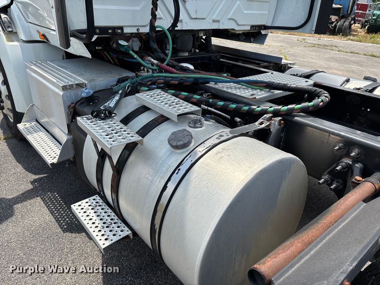 image for item DV4348 2018 International RH613 semi truck