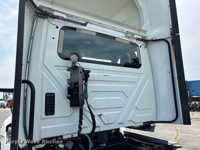 image for item DV4348 2018 International RH613 semi truck