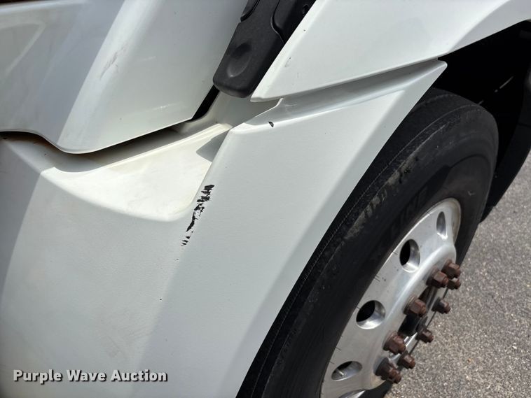 image for item DV4348 2018 International RH613 semi truck