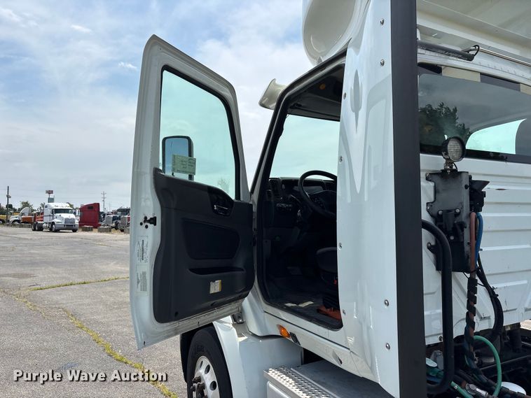 image for item DV4348 2018 International RH613 semi truck